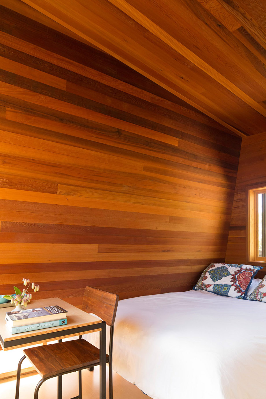 ห้องนอนตีผนังไม้