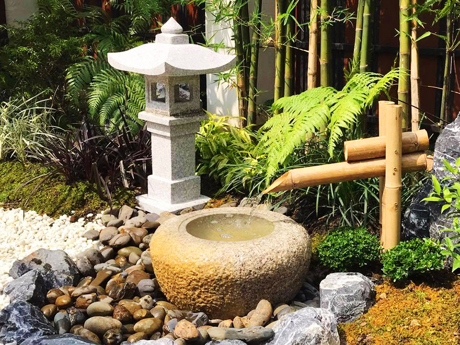 อ่างน้ำหินในสวนญี่ปุ่น