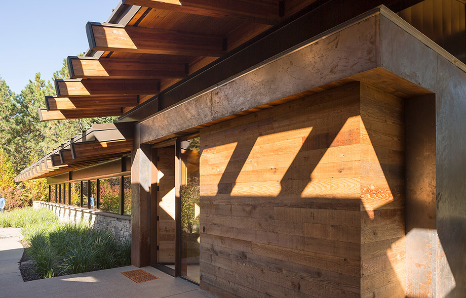 โครงสร้างบ้านจากไม้และเหล็ก