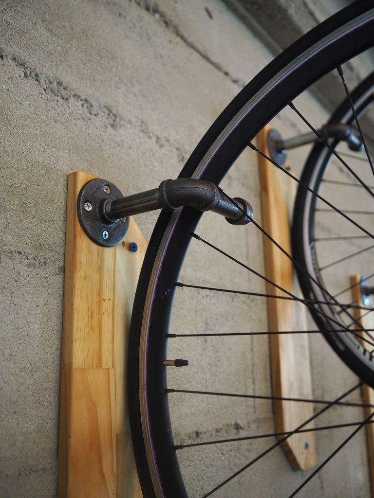 ที่แขวนจักรยานทำจากไม้และท่อเหล็ก