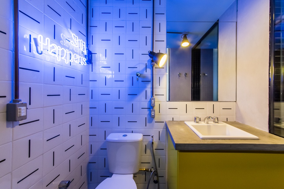 ห้องน้ำโทนสีขาว-เหลือง-ฟ้า