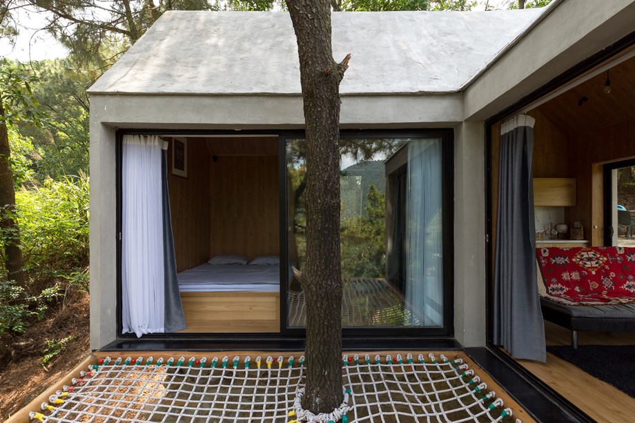 ห้องนอนผนังกระจกกลางป่า