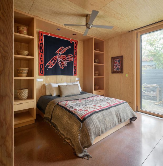 ห้องนอนผนังกระจกตกแต่งไม้