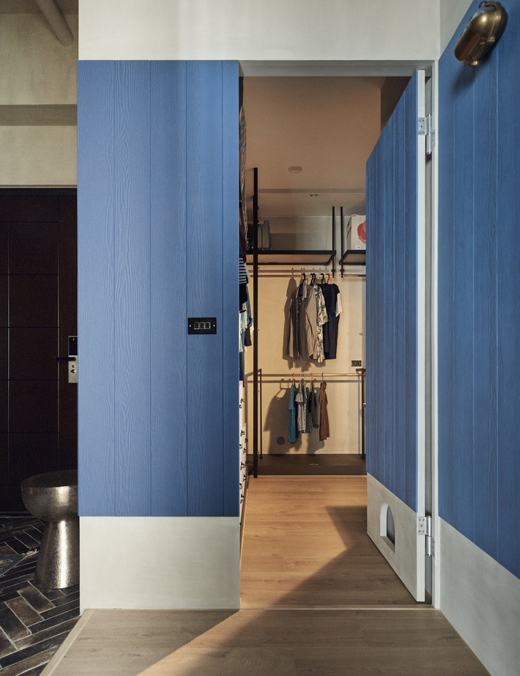 walk-in closet