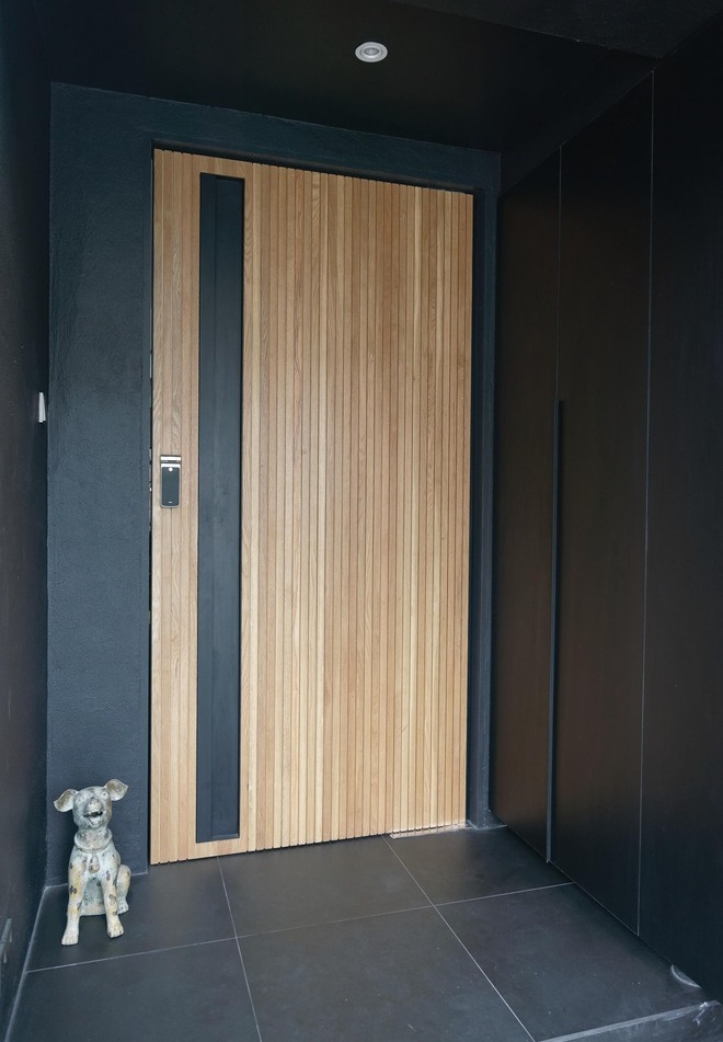 ประตูบานไม้ตัดกับสีดำ