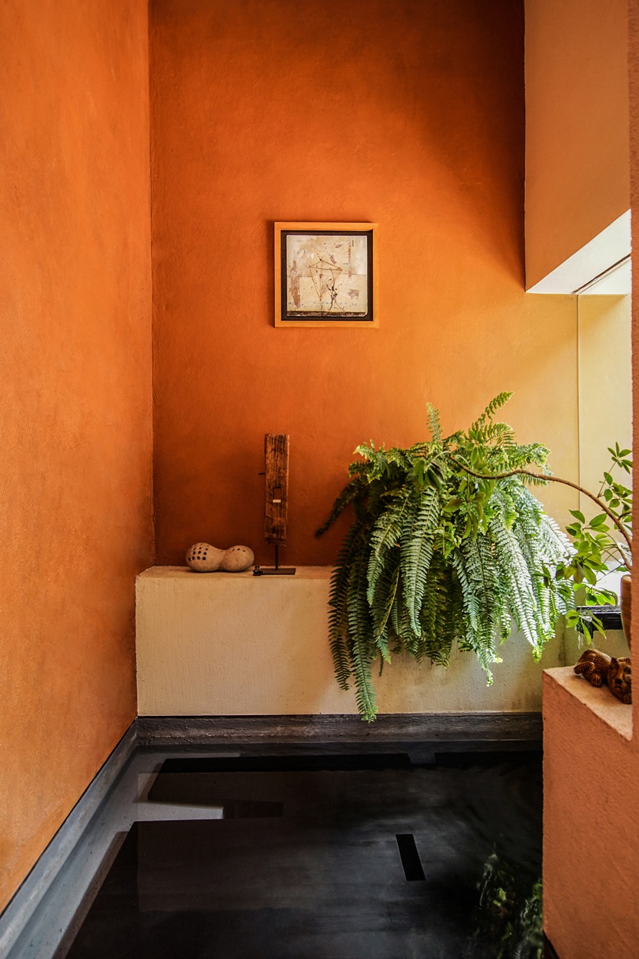 ผนังห้องน้ำสีส้มอิฐสไตล์โมร็อคโค