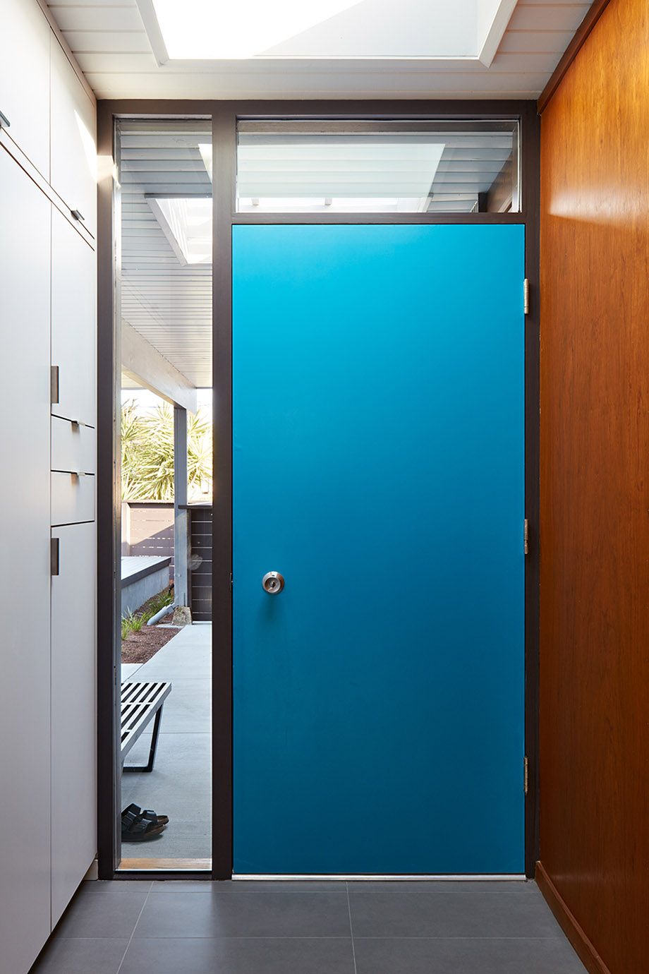 ประตูบ้านสีฟ้า