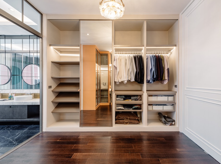 walk-in closet