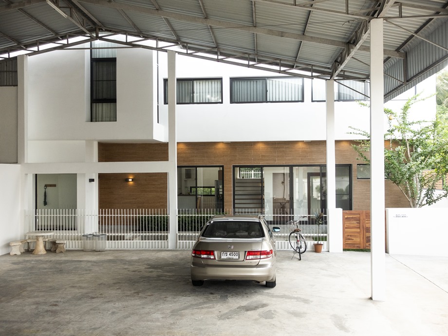บริเวณหน้าบ้าน