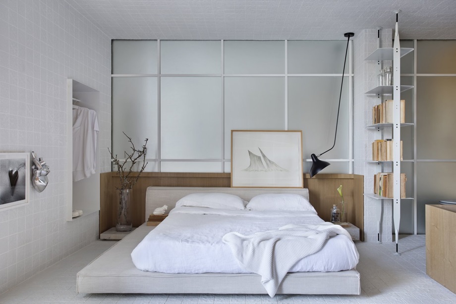 ห้องนอนโทนสีขาวตกแต่งไม้