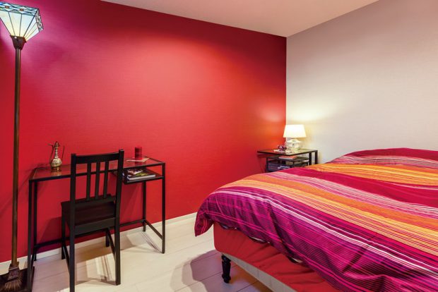 ห้องนอนสีแดงสด