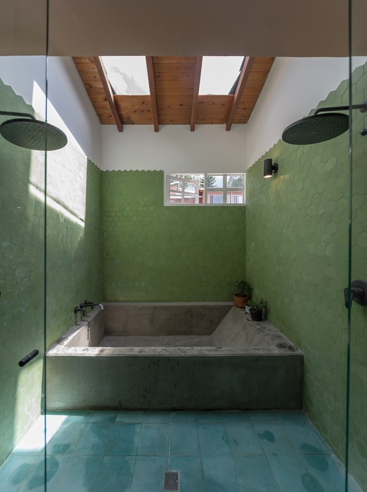 ห้องน้ำสีเขียวมีสกายไลท์