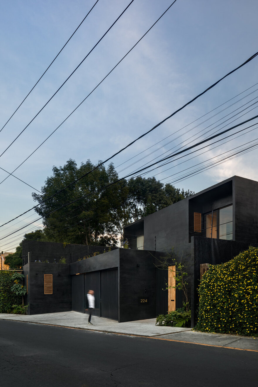 บ้านทรงกล่องสองชั้นสีดำ