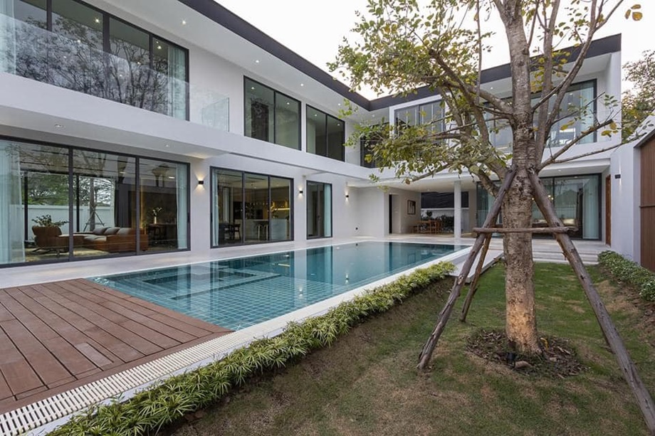 บ้าน Modern รูปตัว L มีสระว่ายน้ำ