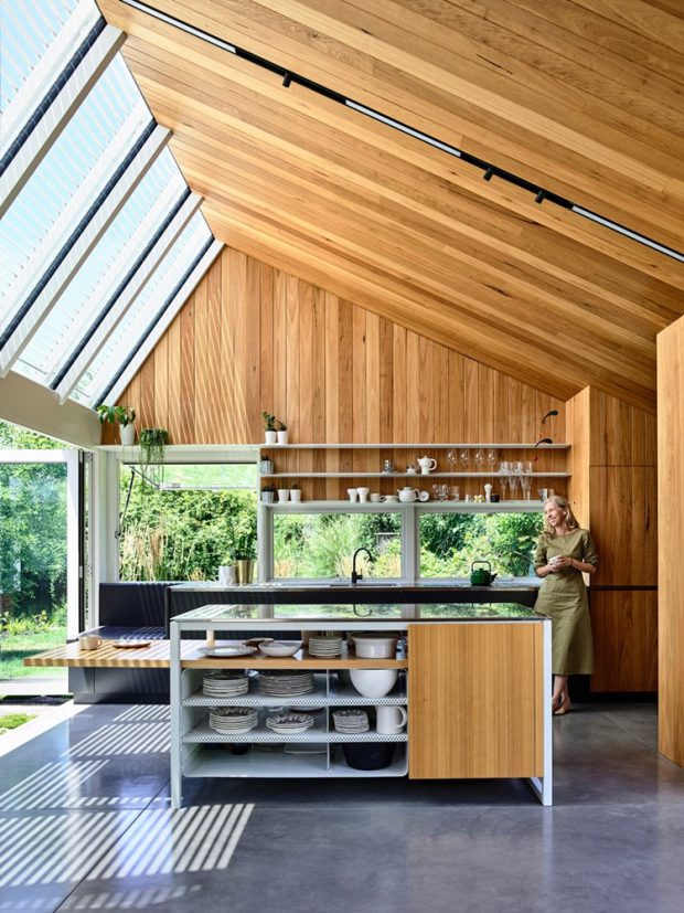 หลังคาไม้และ skylight ในครัว
