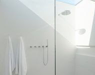 ห้องน้ำสีขาวมีช่องแสงสกายไลท์
