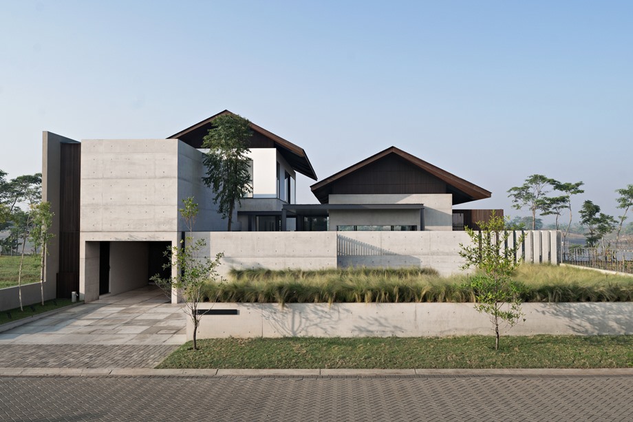 บ้านคอนกรีตโมเดิร์นหลังคาจั่ว