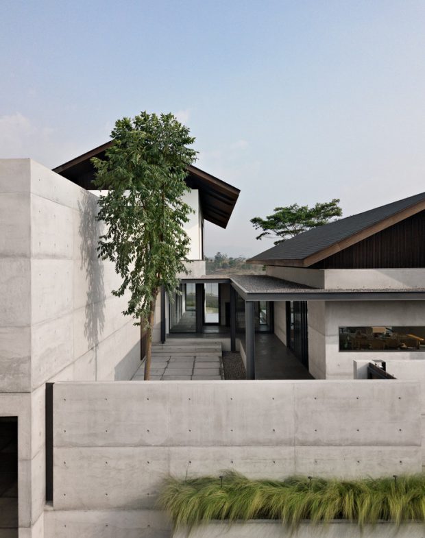 บ้านคอนกรีตโมเดิร์นหลังคาจั่ว