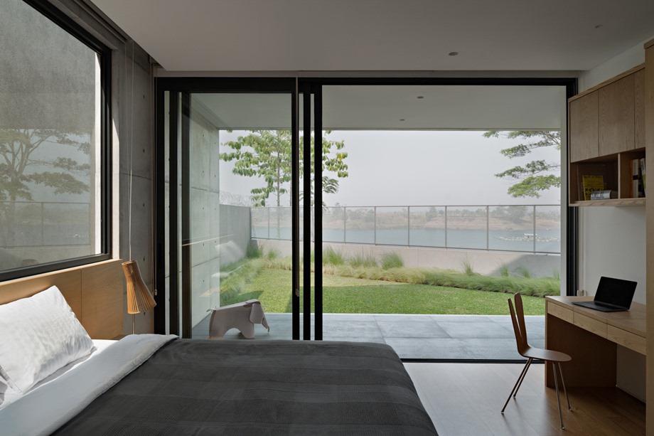 ห้องนอนผนังบานเลื่อนเปิดออกเชื่อมสวน