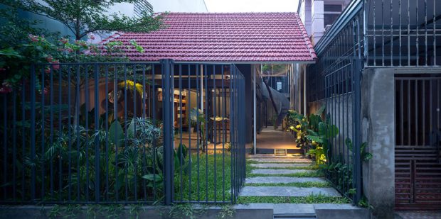 บ้านหลังคาจั่วสูงกระเบื้องดินเผา