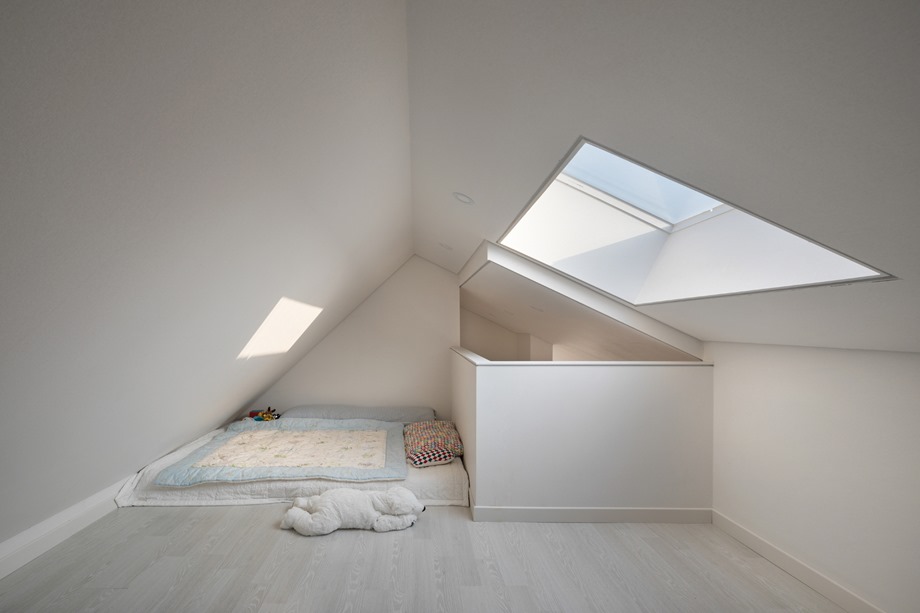 ห้องนอนใต้หลังคามี skylight