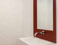 ห้องน้ำตกแต่งโทนสีขาวแดง