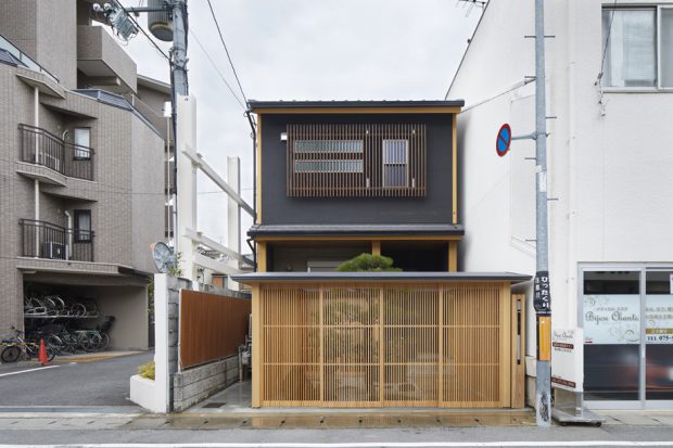 บ้านญี่ปุ่นประตูบานเลื่อนไม้ระแนง
