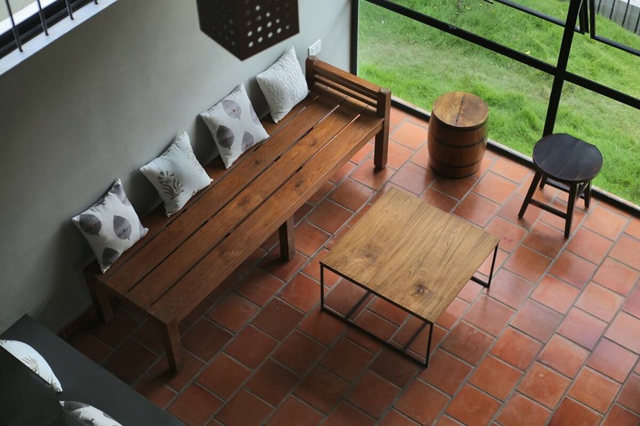 โต๊ะนั่งเล่นทำจากโครงเหล็กและไม้