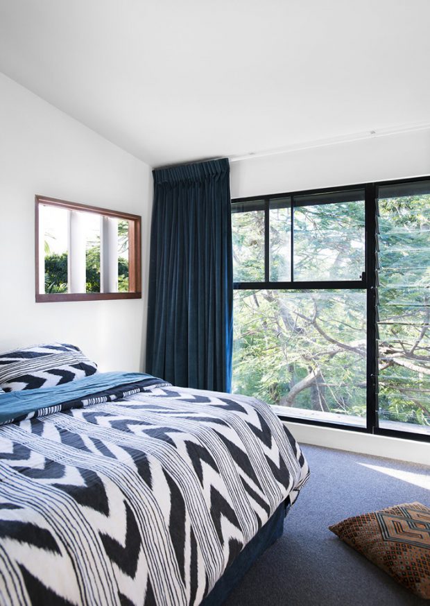 ห้องนอนผนังกระจกเห็นวิวต้นไม้