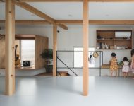 บ้านโมเดิร์นมินิมอลสีขาวตกแต่งไม้