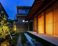 แสงส่องลอดประตูระแนงไม้และสวนญี่ปุ่น