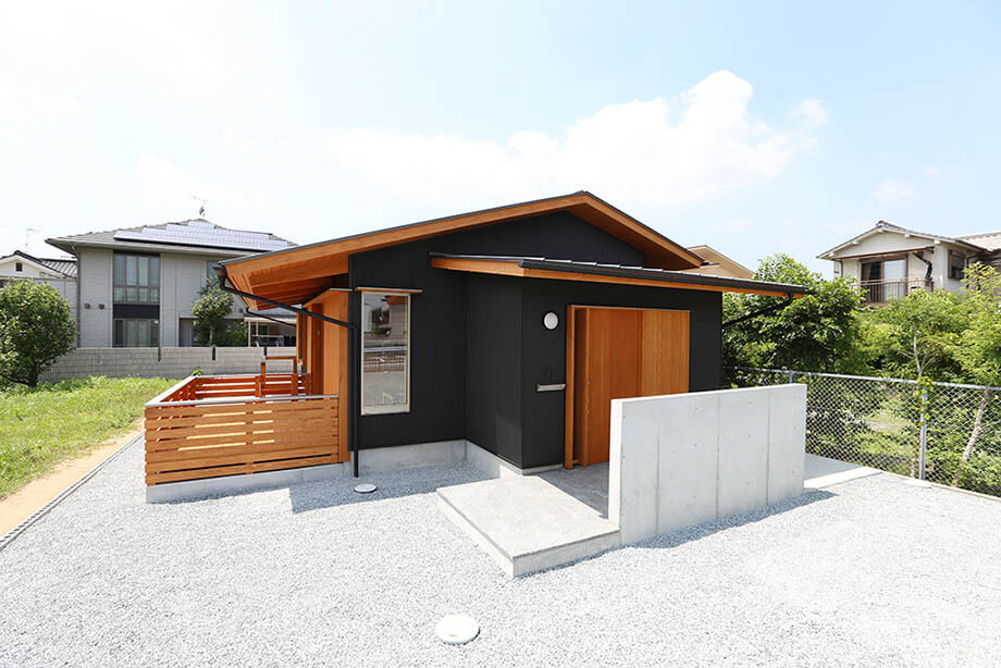 บ้านชั้นเดียวสีดำแบบญี่ปุ่น