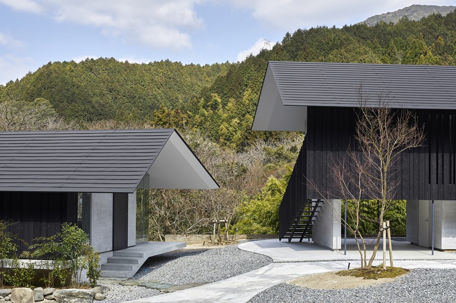 บ้านหลังคาจั่วสีดำสไตล์ญี่ปุ่น
