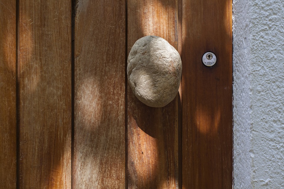 ประตูไม้มือจับทำจากหินธรรมชาติ