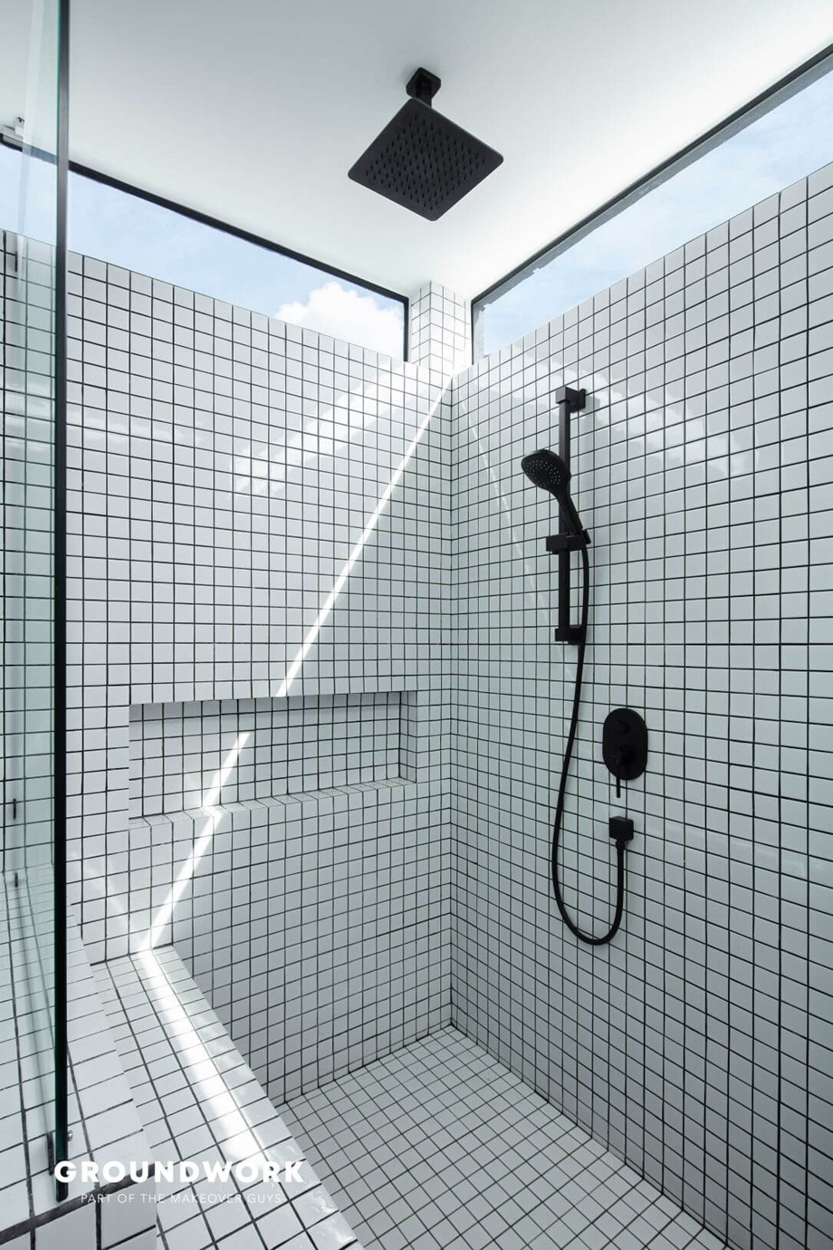 ช่องแสงแนวนอนเหนือผนังในห้องน้ำ