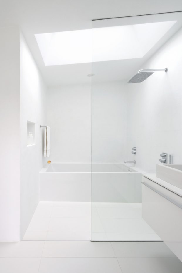 ห้องอาบน้ำสีขาวมี skylight