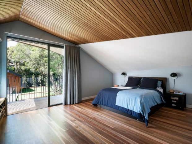 ห้องนอนหลังคาเฉียงกรุพื้นและเพดานไม้