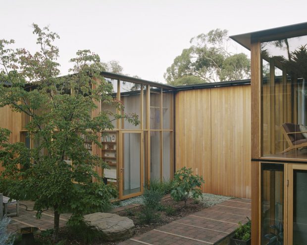บ้านผนังไม้สไตล์ญี่ปุ่นจัดสวนรอบๆ 