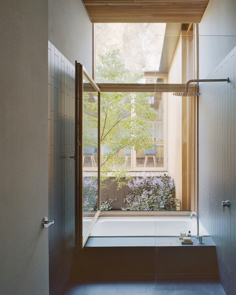 ห้องอาบน้ำผนังกระจกเชื่อมต่อสวน