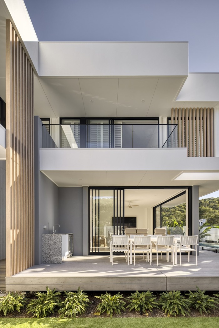 บ้านสไตล์โมเดิร์นสีขาวมีสระว่ายน้ำ