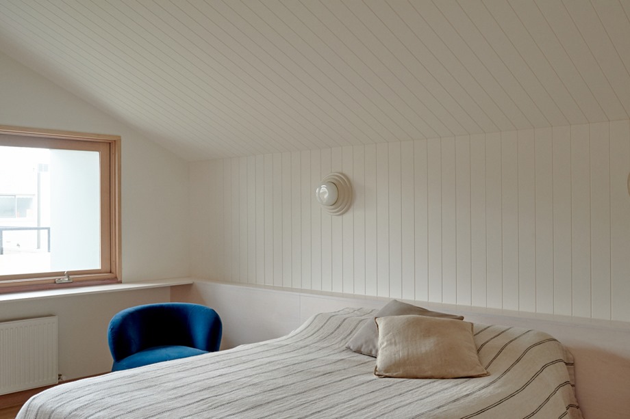 ห้องนอนตกแต่งฝ้าเพดานไม้โทนสีขาว