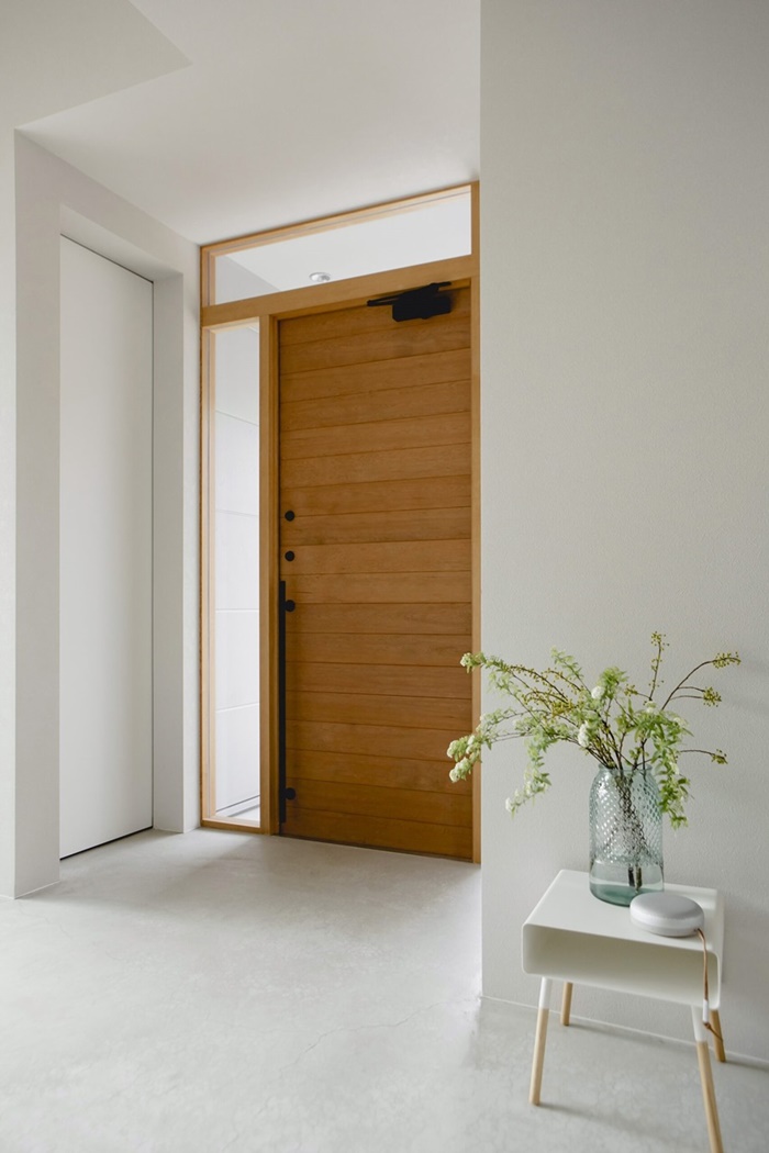 ประตูไม้ใส่ช่องแสงด้านข้าง