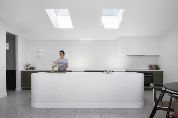 ครัวโมเดิร์นมินิมอลสีขาวเขียวมี skylight