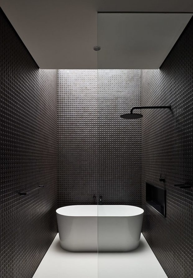 ห้องอาบน้ำโทนสีดำขาวมี skylight