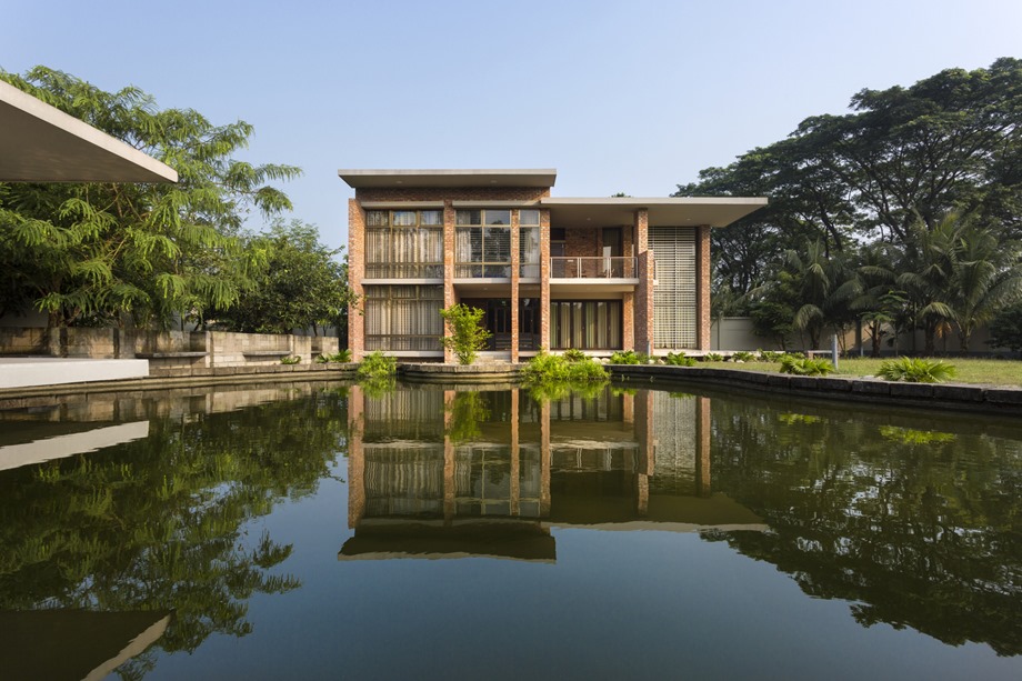 บ้านวิวท้องนาสระน้ำใหญ่ๆ