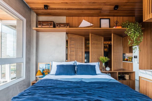 ห้องนอนมีฉากไม้กั้นกับห้องนั่งเล่น