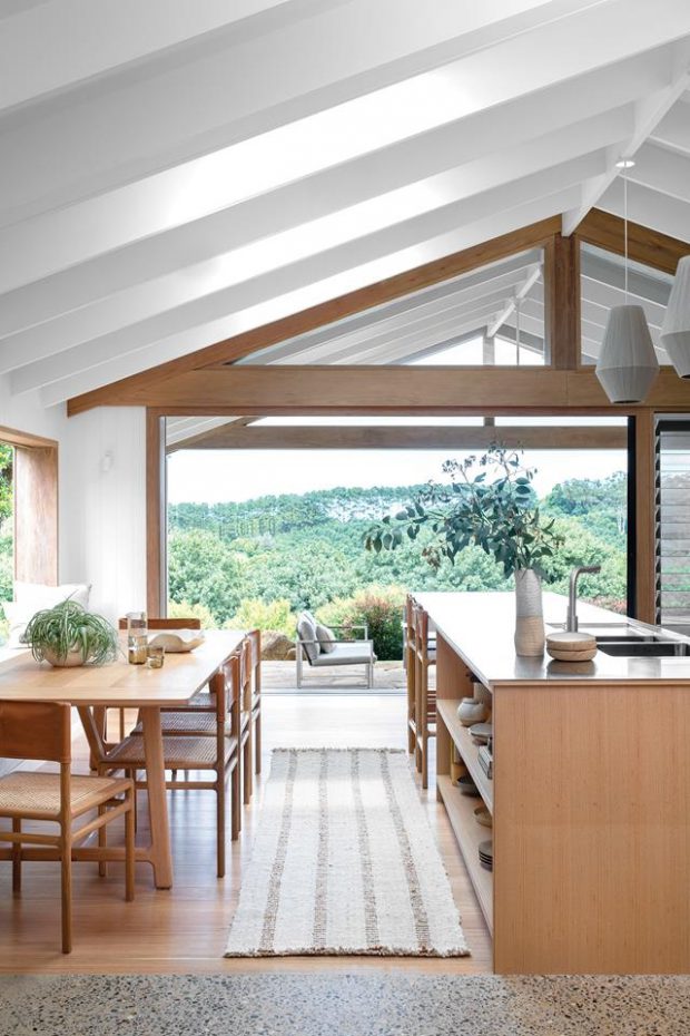 ห้องครัวและห้องทานข้าวผนังกระจกเปิดชมวิวธรรมชาติ