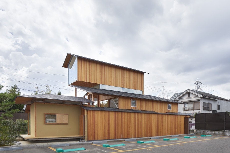 บ้านไม้สองชั้นหน้าจั่วสไตล์ญี่ปุ่นโมเดิร์น