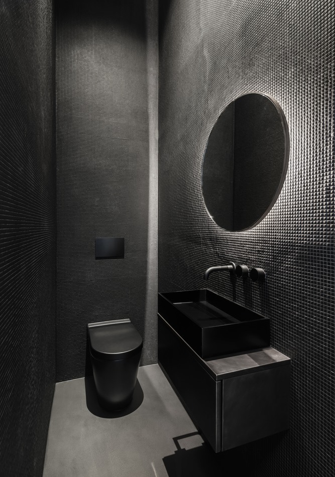 ห้องน้ำสีดำตแต่งไฟ LED หลังกระจก