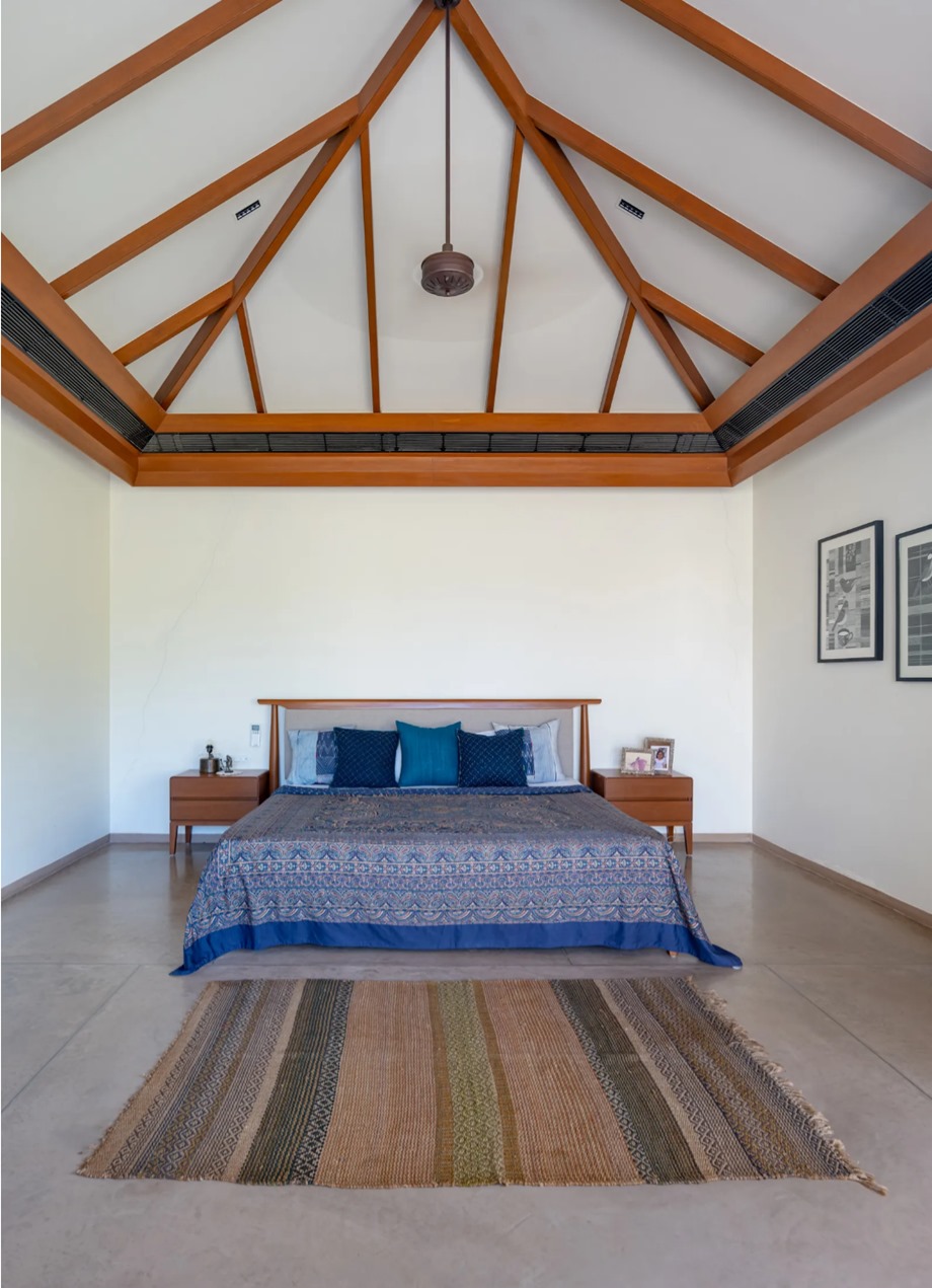 ห้องนอนตกแต่งฝ้าเพดานด้วยไม้